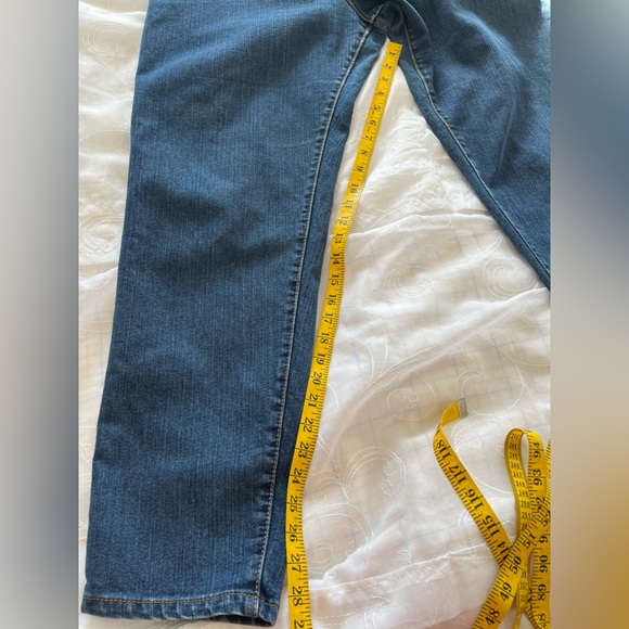 Levi’s Classic Relaxed Fit Size 16M Blue Jeans - Picture 10 of 10